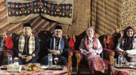 Wali Kota Sungai Penuh, Alfin, SH, bersama Ketua TP PKK Kota Sungai Penuh, Sri Kartini Alfin, S.Kep., Ns., menghadiri Malam Pergelaran Seni Budaya di Luhah Rio Tamengung