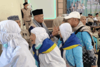 Wakil Wali Kota Sungai Penuh Azhar Hamzah menyambut kepulangan 128 jamaah haji Kloter 23 di Jambi