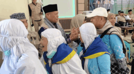Wakil Wali Kota Sungai Penuh Azhar Hamzah menyambut kepulangan 128 jamaah haji Kloter 23 di Jambi