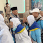 Wakil Wali Kota Sungai Penuh Azhar Hamzah menyambut kepulangan 128 jamaah haji Kloter 23 di Jambi