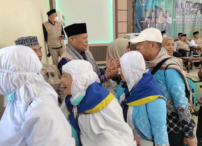 Wakil Wali Kota Sungai Penuh Azhar Hamzah menyambut kepulangan 128 jamaah haji Kloter 23 di Jambi