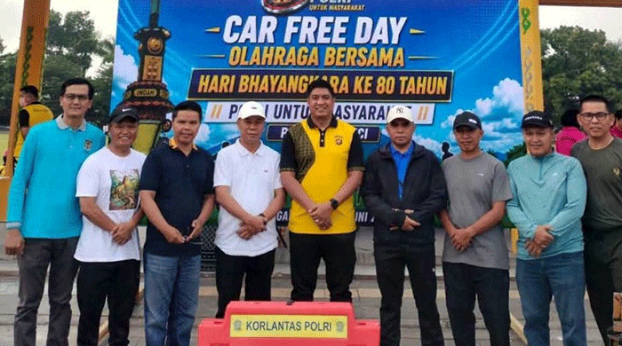 Sekda Kota Sungai Penuh Alpian menghadiri Car Free Day dan olahraga bersama dalam rangka Hari Bhayangkara ke-80 di Lapangan Merdeka