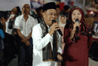 Sekda Alpian bersama Ketua Dharma Wanita Persatuan (DWP) Kota Sungai Penuh juga membawakan lagu Datung Aeh