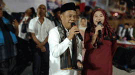 Sekda Alpian bersama Ketua Dharma Wanita Persatuan (DWP) Kota Sungai Penuh juga membawakan lagu Datung Aeh