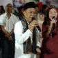 Sekda Alpian bersama Ketua Dharma Wanita Persatuan (DWP) Kota Sungai Penuh juga membawakan lagu Datung Aeh