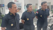Pejabat Kantor Imigrasi Kelas II Non TPI Kerinci, di antaranya Kepala Seksi Pengawasan dan Penindakan Keimigrasian (Kasi Wasdakim) Ikhasan, Kepala Seksi Informasi dan Komunikasi Keimigrasian, serta Kepala Sub Seksi Intelijen Keimigrasian, Teni.Ketika Menjekaskan pada Pers.
