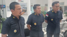 Pejabat Kantor Imigrasi Kelas II Non TPI Kerinci, di antaranya Kepala Seksi Pengawasan dan Penindakan Keimigrasian (Kasi Wasdakim) Ikhasan, Kepala Seksi Informasi dan Komunikasi Keimigrasian, serta Kepala Sub Seksi Intelijen Keimigrasian, Teni.Ketika Menjekaskan pada Pers.