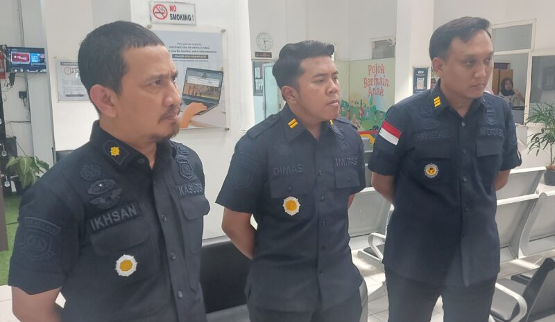 Pejabat Kantor Imigrasi Kelas II Non TPI Kerinci, di antaranya Kepala Seksi Pengawasan dan Penindakan Keimigrasian (Kasi Wasdakim) Ikhasan, Kepala Seksi Informasi dan Komunikasi Keimigrasian, serta Kepala Sub Seksi Intelijen Keimigrasian, Teni.Ketika Menjekaskan pada Pers.