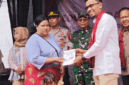 Kepala OJK Provinsi Jambi, Yan Iswara Rosya menyerahkan bantuan simbolis pembukaan tabungan Bank Jambi bagi perempuan Suku Anak Dalam
