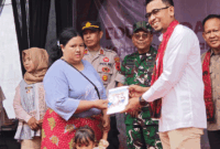 Kepala OJK Provinsi Jambi, Yan Iswara Rosya menyerahkan bantuan simbolis pembukaan tabungan Bank Jambi bagi perempuan Suku Anak Dalam
