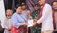 Kepala OJK Provinsi Jambi, Yan Iswara Rosya menyerahkan bantuan simbolis pembukaan tabungan Bank Jambi bagi perempuan Suku Anak Dalam