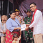 Kepala OJK Provinsi Jambi, Yan Iswara Rosya menyerahkan bantuan simbolis pembukaan tabungan Bank Jambi bagi perempuan Suku Anak Dalam