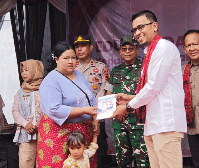 Kepala OJK Provinsi Jambi, Yan Iswara Rosya menyerahkan bantuan simbolis pembukaan tabungan Bank Jambi bagi perempuan Suku Anak Dalam