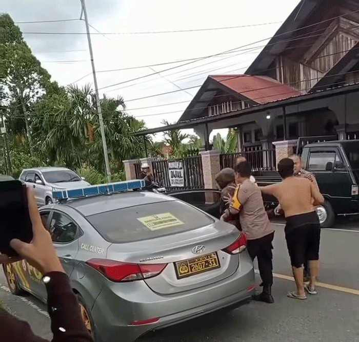 Resahkan Warga, Pria Bawa Clurit dan Parang Ditangkap di Tanah Kampung