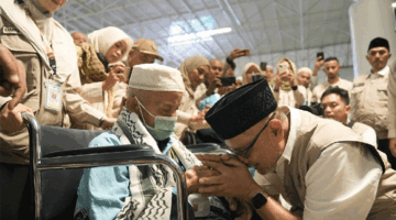 Resmi Dimulai, Menhaj Lepas Kepulangan Perdana Kloter Pertama Jemaah Haji Indonesia ke Tanah Air--