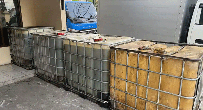 Barang bukti berupa tiga tedmon berkapasitas masing-masing satu ton yang berisi BBM jenis Biosolar diamankan polisi dalam pengungkapan kasus dugaan penimbunan BBM bersubsidi di kawasan Bandar Buat, Kecamatan Lubuk Kilangan, Kota Padang, Senin (1/6/2026). Dalam kasus tersebut, empat pria turut diamankan untuk menjalani pemeriksaan lebih lanjut. 
