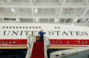 Presiden AS Donald Trump memberi isyarat saat ia meninjau pesawat VC-25B yang dihadiahkan oleh Qatar yang akan digunakan sebagai Air Force One, di Pangkalan Gabungan Andrews, Maryland, AS, Jumat (19/6/2026). Foto: Elizabeth Frantz/REUTERS