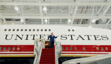 Presiden AS Donald Trump memberi isyarat saat ia meninjau pesawat VC-25B yang dihadiahkan oleh Qatar yang akan digunakan sebagai Air Force One, di Pangkalan Gabungan Andrews, Maryland, AS, Jumat (19/6/2026). Foto: Elizabeth Frantz/REUTERS