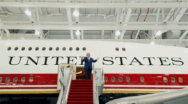 Presiden AS Donald Trump memberi isyarat saat ia meninjau pesawat VC-25B yang dihadiahkan oleh Qatar yang akan digunakan sebagai Air Force One, di Pangkalan Gabungan Andrews, Maryland, AS, Jumat (19/6/2026). Foto: Elizabeth Frantz/REUTERS