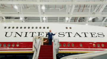 Presiden AS Donald Trump memberi isyarat saat ia meninjau pesawat VC-25B yang dihadiahkan oleh Qatar yang akan digunakan sebagai Air Force One, di Pangkalan Gabungan Andrews, Maryland, AS, Jumat (19/6/2026). Foto: Elizabeth Frantz/REUTERS
