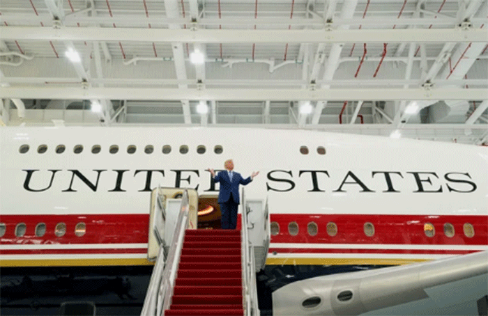Presiden AS Donald Trump memberi isyarat saat ia meninjau pesawat VC-25B yang dihadiahkan oleh Qatar yang akan digunakan sebagai Air Force One, di Pangkalan Gabungan Andrews, Maryland, AS, Jumat (19/6/2026). Foto: Elizabeth Frantz/REUTERS