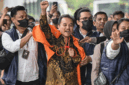 Petugas kepolisian menggiring Roy Suryo (tengah) ke dalam gedung di Kejaksaan Negeri Jakarta Selatan, Jakarta, Senin (22/6/2026). Foto: Sulthony Hasanuddin/Antara Foto