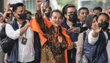 Petugas kepolisian menggiring Roy Suryo (tengah) ke dalam gedung di Kejaksaan Negeri Jakarta Selatan, Jakarta, Senin (22/6/2026). Foto: Sulthony Hasanuddin/Antara Foto
