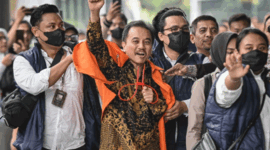 Petugas kepolisian menggiring Roy Suryo (tengah) ke dalam gedung di Kejaksaan Negeri Jakarta Selatan, Jakarta, Senin (22/6/2026). Foto: Sulthony Hasanuddin/Antara Foto