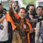 Petugas kepolisian menggiring Roy Suryo (tengah) ke dalam gedung di Kejaksaan Negeri Jakarta Selatan, Jakarta, Senin (22/6/2026). Foto: Sulthony Hasanuddin/Antara Foto