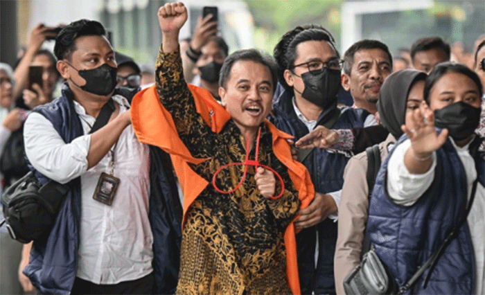 Petugas kepolisian menggiring Roy Suryo (tengah) ke dalam gedung di Kejaksaan Negeri Jakarta Selatan, Jakarta, Senin (22/6/2026). Foto: Sulthony Hasanuddin/Antara Foto