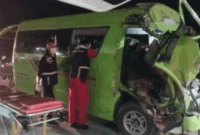 Proses evakuasi mobil travel kecelakaan dengan truk di Tol Lima Puluh, Sumut, Minggu (21/6). Foto: Dok. PJR Polda Sumut