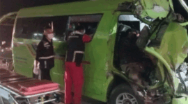 Proses evakuasi mobil travel kecelakaan dengan truk di Tol Lima Puluh, Sumut, Minggu (21/6). Foto: Dok. PJR Polda Sumut