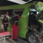 Proses evakuasi mobil travel kecelakaan dengan truk di Tol Lima Puluh, Sumut, Minggu (21/6). Foto: Dok. PJR Polda Sumut