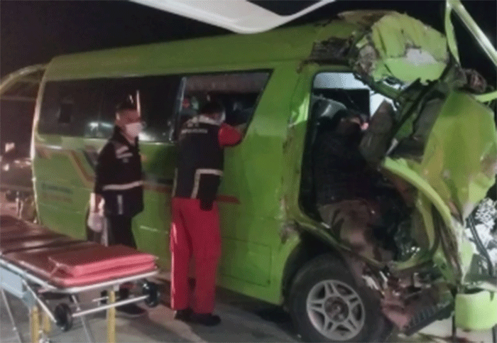 Proses evakuasi mobil travel kecelakaan dengan truk di Tol Lima Puluh, Sumut, Minggu (21/6). Foto: Dok. PJR Polda Sumut