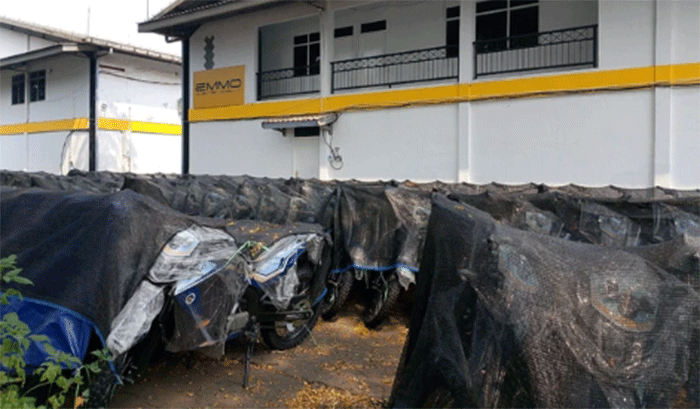 Ribuan unit motor listrik yang diduga akan digunakan untuk mendukung operasional Program Makan Bergizi Gratis (MBG) ditemukan terparkir di sebuah kawasan pergudangan di Kecamatan Babakan Madang, Kabupaten Bogor, Kamis (18/6/2026). Foto: Dok. kumparan