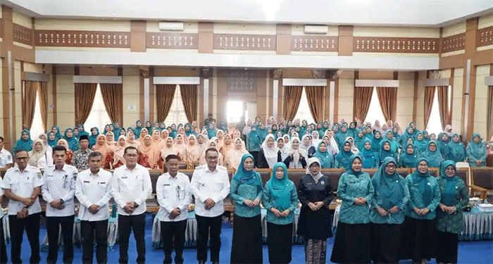 Ketua TP PKK Provinsi Jambi Hj. Hesnidar Haris, SE (Hesti Haris) mensosialisasikan program Jambi Bersholawat di Sungai Penuh, Rabu (24/06/2026). 