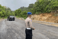 Personel Satlantas Polresta Bukittinggi melakukan pemantauan arus lalu lintas di jalur Malalak, Kabupaten Agam, Rabu (24/6/2026). Jalur tersebut menjadi rute alternatif bagi kendaraan roda dua dan roda empat menyusul penutupan Jalan Padang-Bukittinggi di kawasan Lembah Anai akibat tanah longsor. 