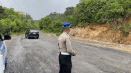 Personel Satlantas Polresta Bukittinggi melakukan pemantauan arus lalu lintas di jalur Malalak, Kabupaten Agam, Rabu (24/6/2026). Jalur tersebut menjadi rute alternatif bagi kendaraan roda dua dan roda empat menyusul penutupan Jalan Padang-Bukittinggi di kawasan Lembah Anai akibat tanah longsor. 