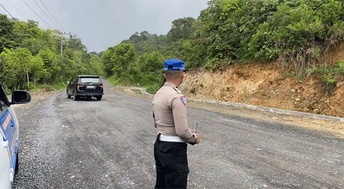 Personel Satlantas Polresta Bukittinggi melakukan pemantauan arus lalu lintas di jalur Malalak, Kabupaten Agam, Rabu (24/6/2026). Jalur tersebut menjadi rute alternatif bagi kendaraan roda dua dan roda empat menyusul penutupan Jalan Padang-Bukittinggi di kawasan Lembah Anai akibat tanah longsor. 