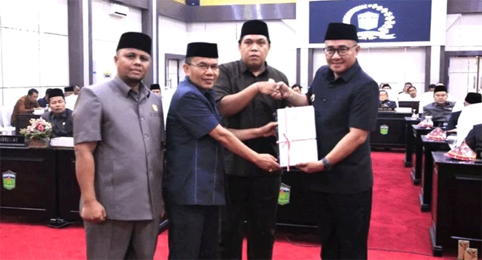 Wako Alfin Serahkan Raperda APBD 2025 ke DPRD.