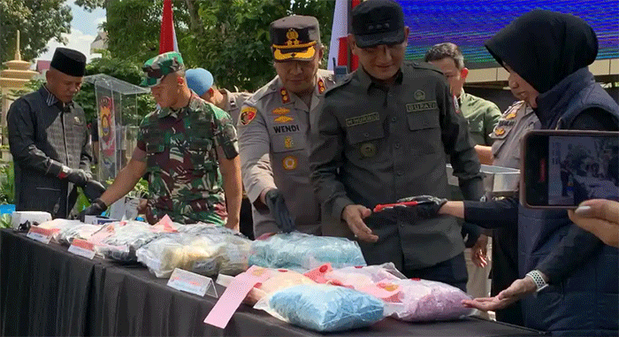 Ribuan butir pil ekstasi dan ratusan gram sabu dimusnahkan Polda Jambi dalam peringatan Hari Anti Narkotika Internasional (HANI) yang digelar di Lapangan Polda Jambi, Jumat (26/6/2026). 