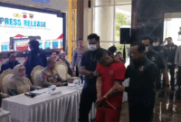 Tersangka Taufik Hidayat saat konferensi pers Pengungkapan Kasus Taufik Hidayat di Polda Jabar, Jumat (26/6/2026). Foto: Abisatya/kumparan