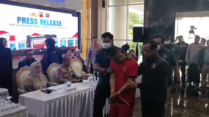 Tersangka Taufik Hidayat saat konferensi pers Pengungkapan Kasus Taufik Hidayat di Polda Jabar, Jumat (26/6/2026). Foto: Abisatya/kumparan