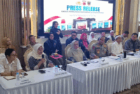 Gubernur Jabar Dedi Mulyadi alias KDM (tiga kanan) saat konferensi pers kasus penyekapan dan penganiayaan yang dilakukan Taufik Hidayat, di Polda Jabar, Jumat (26/6). Abisatya/kumparan