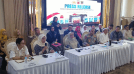 Gubernur Jabar Dedi Mulyadi alias KDM (tiga kanan) saat konferensi pers kasus penyekapan dan penganiayaan yang dilakukan Taufik Hidayat, di Polda Jabar, Jumat (26/6). Abisatya/kumparan