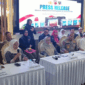 Gubernur Jabar Dedi Mulyadi alias KDM (tiga kanan) saat konferensi pers kasus penyekapan dan penganiayaan yang dilakukan Taufik Hidayat, di Polda Jabar, Jumat (26/6). Abisatya/kumparan
