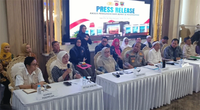 Gubernur Jabar Dedi Mulyadi alias KDM (tiga kanan) saat konferensi pers kasus penyekapan dan penganiayaan yang dilakukan Taufik Hidayat, di Polda Jabar, Jumat (26/6). Abisatya/kumparan