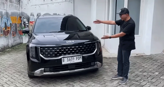 Interior Kia Carnival 2026 Panoramic Sunroof (YouTube Motomobi) /