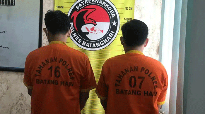 Satresnarkoba Polres Batang Hari menangkap dua tersangka peredaran sabu di Desa Aro dengan barang bukti lebih dari 10 gram sabu dan perlengkapan transaksi. 