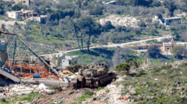 Sebuah tank tempur utama Merkava Mark IV milik tentara Israel ditempatkan di sebuah posisi di sepanjang perbatasan antara Israel utara dan Lebanon selatan, Selasa (3/3/2026). Foto: Jalaa Marey/AFP